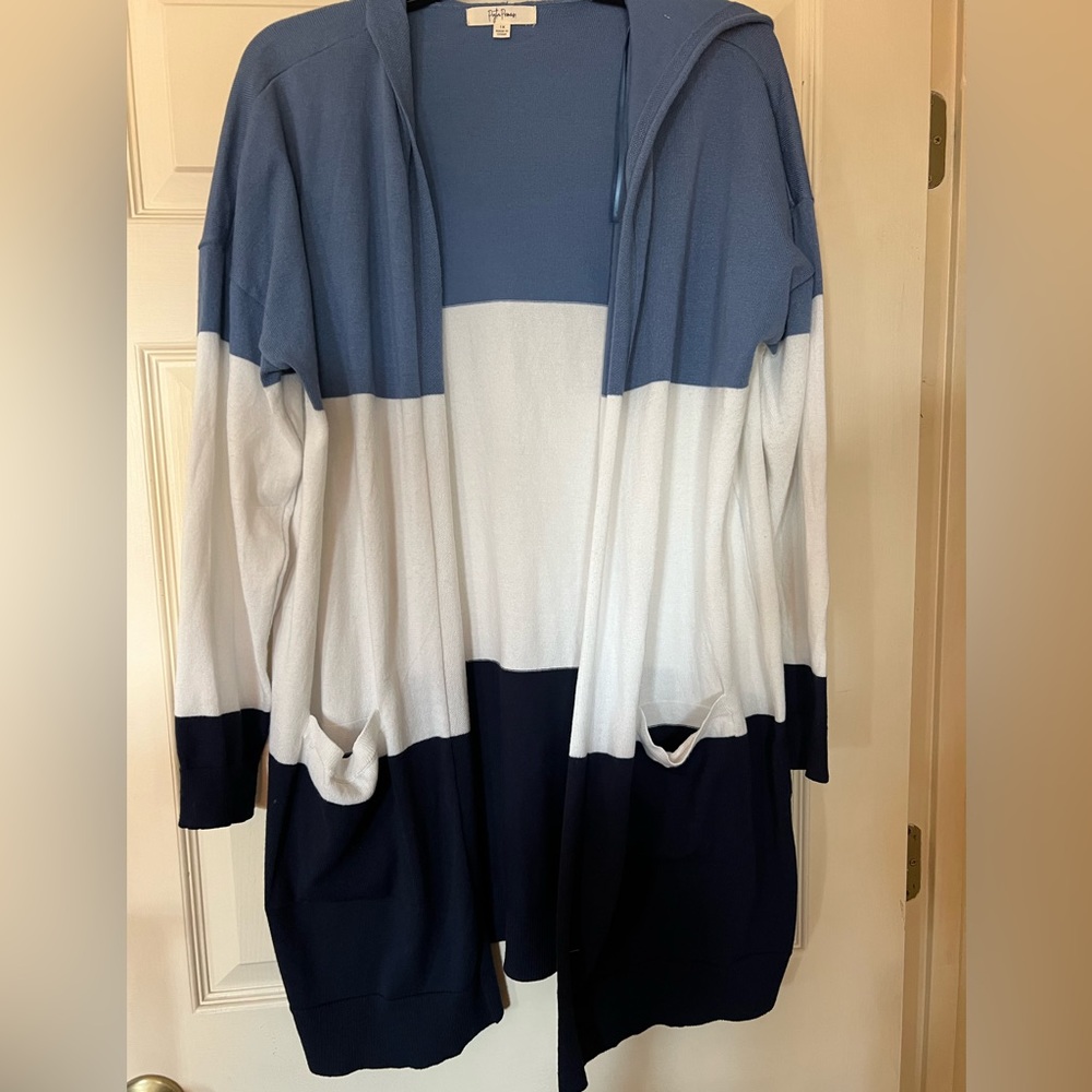 Hooded sweater with pockets